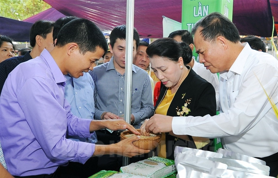 Chủ tịch Quốc hội Nguyễn Thị Kim Ngân thăm Hội chợ làng nghề lần thứ 15 và sản phẩm OCOP Việt Nam